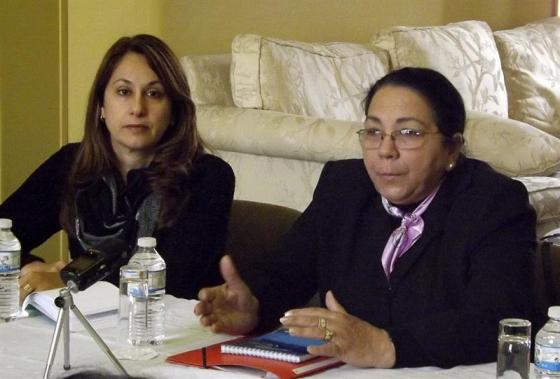 Foto: la viceministra cubana de Salud Pública, Marcia Cobas (i), mientras participa en una rueda de prensa sobre la asistencia de su país en la lucha contra el ébola en África Occidental, en Bruselas, Bélgica / EFE