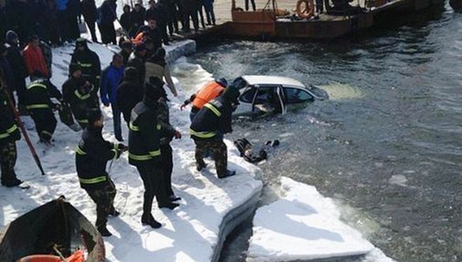 Pareja muere abrazada después de caer a un río congelado