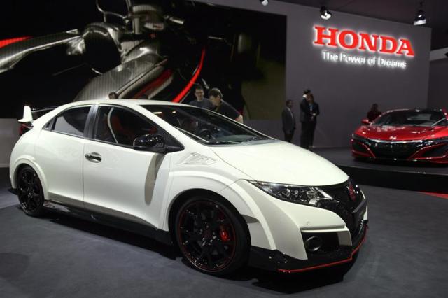 El nuevo Honda Civic Type R durante su presentación a la prensa dentro del Salón del Automóvil de Ginebra (Suiza) hoy, miércoles 4 de marzo de 2015. La 85 edición del salón se celebra del 5 al 15 de marzo. EFE/Martial Trezzini