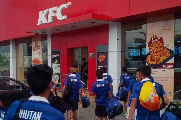 Foto: Después de la histórica victoria sobre Sri Lanka, el equipo nacional de Bután celebrar con comidas en KFC / @SuporterFC