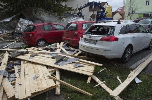 Vista de varios vehículos que han sufrido daños a causa del temporal en Weilheim, Alemania, hoy, martes 31 de marzo de 2015. El ciclón "Niklas", con vientos máximos sostenidos de 150 kilómetros por hora, es una de las tormentas más fuertes de los últimos años, por lo que el Servicio Alemán de Meteorología (DWD) ha emitido hoy alertas de temporal para gran parte del país. Está previsto que "Niklas" abandone mañana Alemania rumbo al Báltico, aunque persistirán las tormentas y no será hasta el viernes que las ráfagas pierdan fuerza de forma significativa y se puedan registrar incluso nevadas. EFE/Peter Kneffel