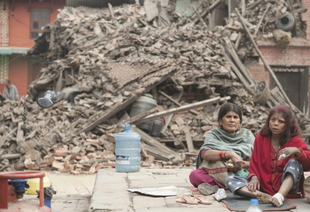 Dos mujeres descansan entre los escombros en Bhaktapur, en Katrmandú. EFE