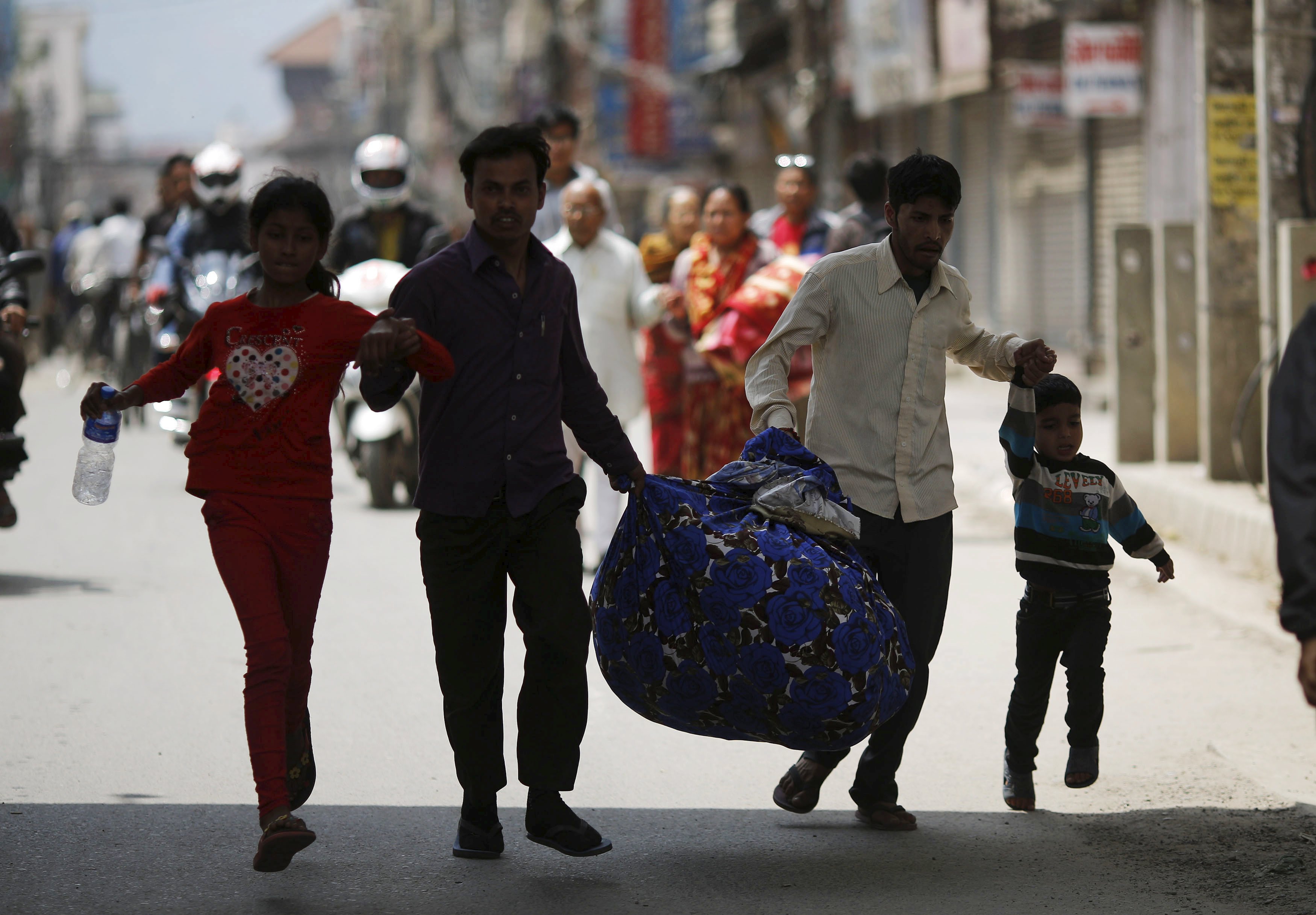 Al menos 3.218 muertos por terremoto en Nepal