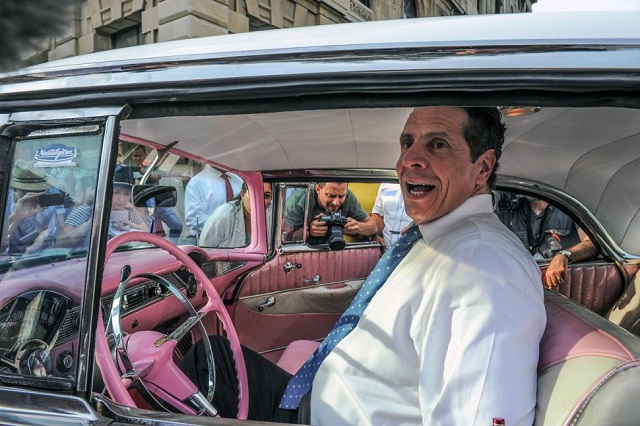 Cuomo sonriente en un Chevrolet "pepón" del año 1956 en La Habana