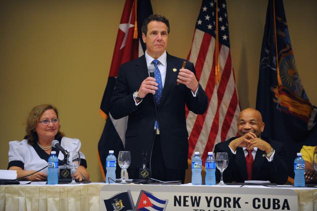 Cuomo con un puro cubano en la mano habla durante la apertura de la ronda de negocios en el Hotel Nacional en La Habana