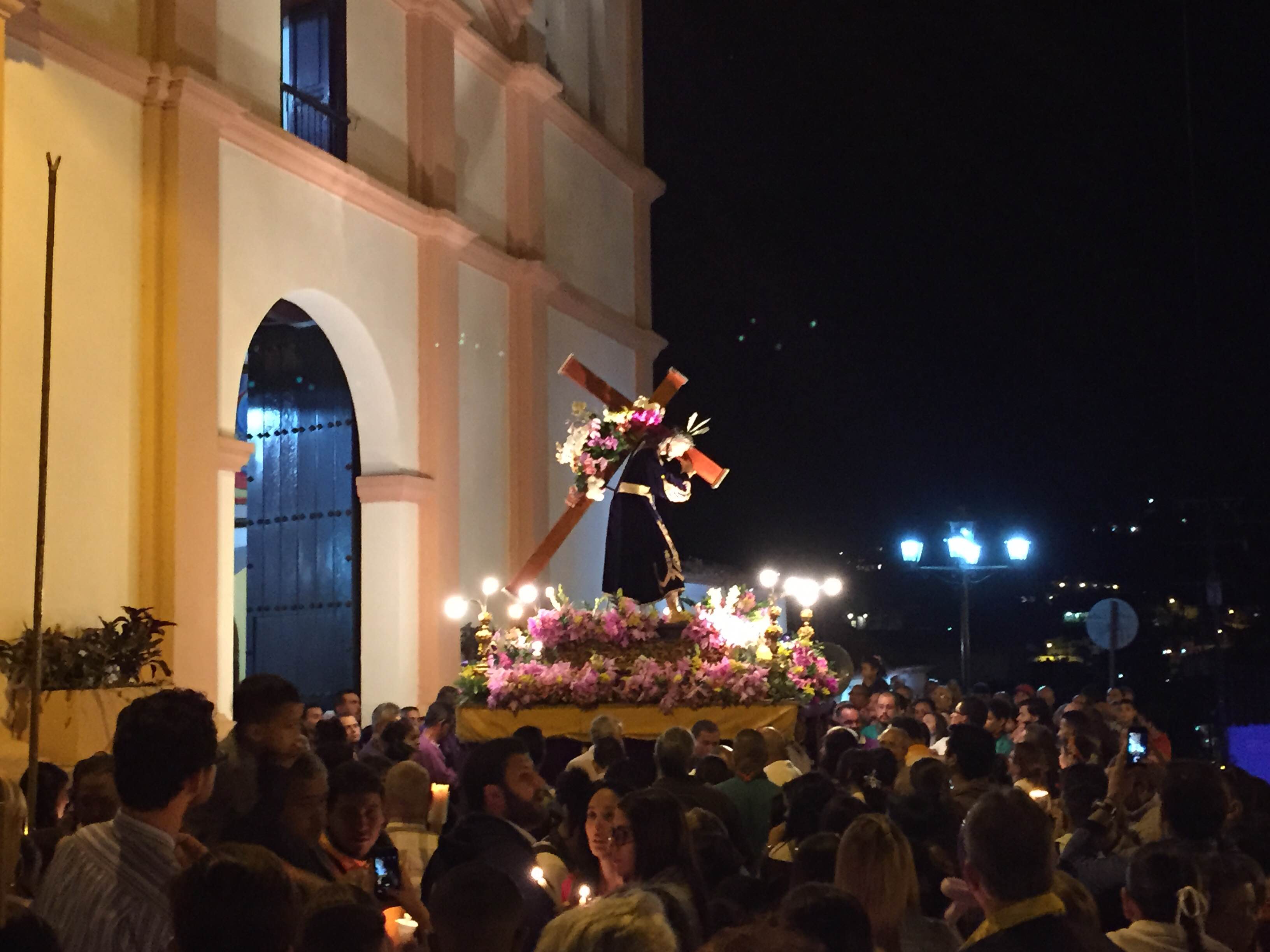 Cerca de mil hatillanos acompañaron en procesión al Nazareno