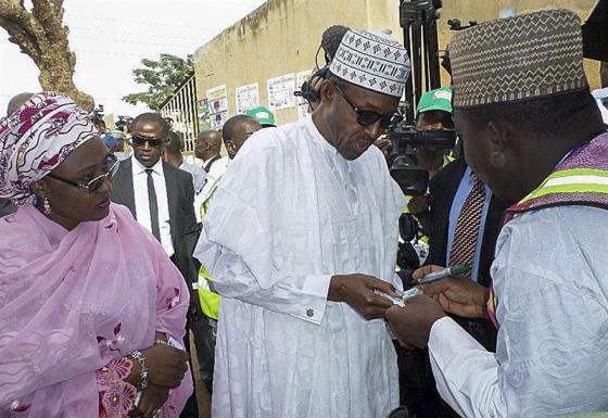 Foto: Muhammadu Buhari, preparándose para votar durante las elecciones presidenciales, en Daura, Nigeria / EFE