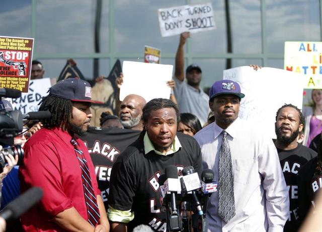 Foto: Muhiyidin D'baha portavoz del moviemiento Black Lives Matters se dirige a los medios durante la manifiestación en frente del Ayuntamiento de North Charleston en Carolina del Sur, Estados Unidos / EFE