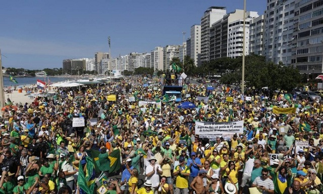 Miles de manifestantes tomaron la avenida de Copacabana, en Rio de Janeiro / Foto OGlobo