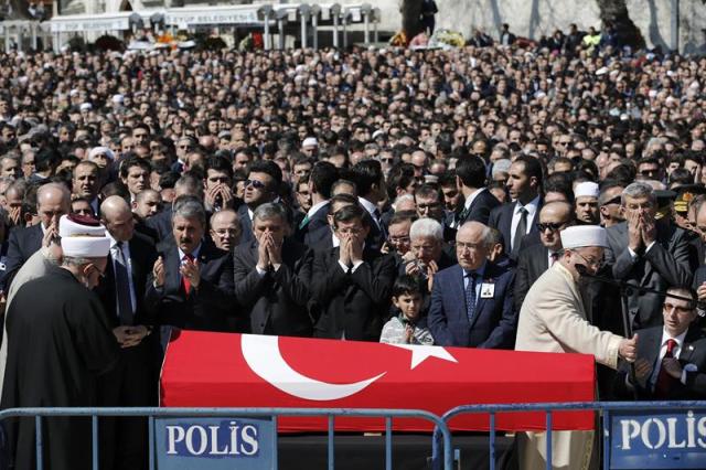 Los asistentes rezan durante el funeral del fiscal Mehmet Selim Kiraz en la mezquita a de Mezquita de Eyüp Sultan en Estambul (Turquía) hoy, miércoles 1 de abril de 2015. El fiscal fue tomado como rehén ayer por dos individuos pertenecientes al frente de liberación popular "Grupo marxista revolucionario" (DHKP-C) en su despacho del Palacio de Justicia de Estambul. Una operación policial puso fin al secuestro de ocho horas, al abatir los agentes a los dos secuestradores, supuestamente de ultraizquierda, y rescatar al rehén, que falleció poco después en el hospital. El presidente turco, Recep Tayyip Erdogan, especificó que Kiraz tenía tres disparos en la cabeza y dos en otras partes del cuerpo. EFE/Sedat Suna