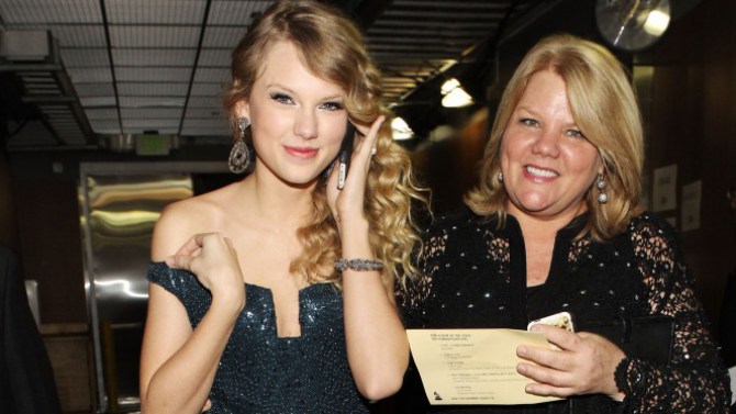 Taylor Swift revela que su mamá tiene cáncer