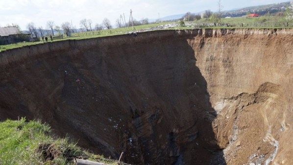 Foto: Agujero en Ucrania / rt.com