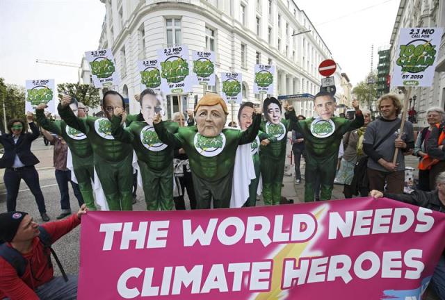 Foto: Activistas del movimiento Avaaz se manifiestan en el hotel donde se reúnen los ministros encargados de asuntos energéticos del G7 que empezó hoy en Hamburgo, Alemania hoy 12 de mayo de 2015 con la mirada puesta en el acuerdo para la protección del clima que se debería lograr en la cumbre de París a finales de este año. / EFE