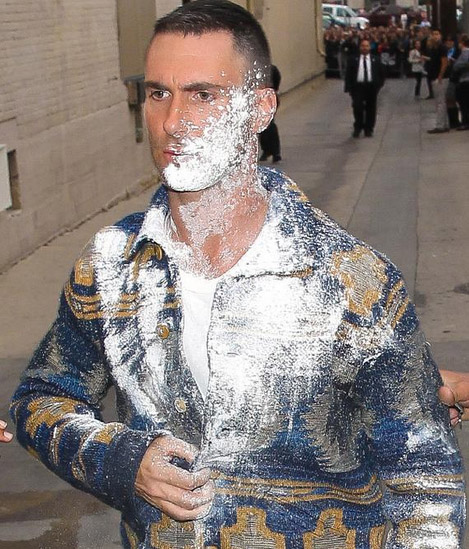 Le lanzan bomba de azúcar a Adam Levine (Video)