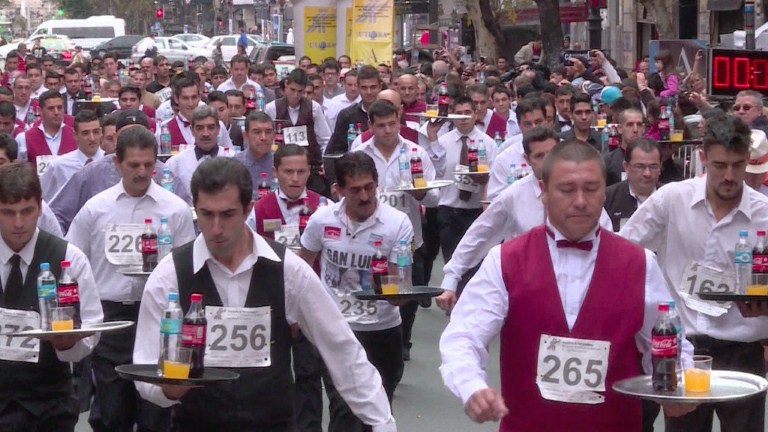 La carrera de mesoneros en Argentina (Video)