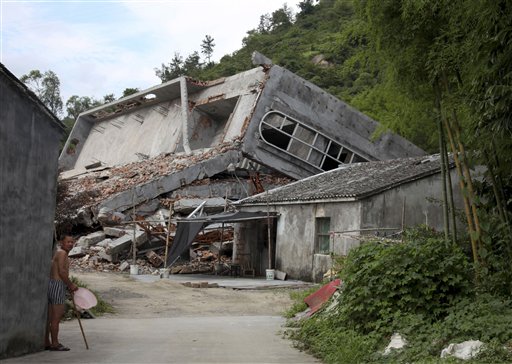 Foto: La provincia china de Zhejiang, donde las autoridades han retirado a la fuerza cientos de cruces de iglesias católicas y protestantes, ha presentado un proyecto de ley para vedar la colocación del símbolo cristiano en los techos de santuarios. / AP 