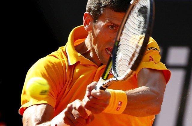 Foto: Novak Djokovic de Serbia devuelve la bola a Nicolás Almagro de España durante el partido en el torneo de tenis Abierto de Roma, en Roma, Italia, 12 de mayo de 2015. REUTERS 