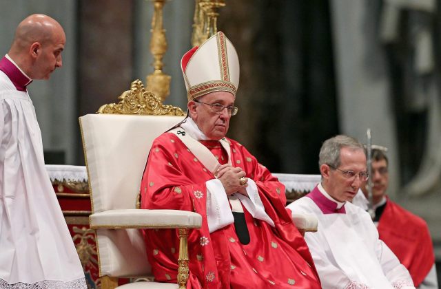 Foto: Papa Francisco lleva una misa especial para la apertura de la asamblea general de Caritas Internationalis 20 en la basílica de San Pedro en el Vaticano el 12 de mayo de 2015. REUTERS