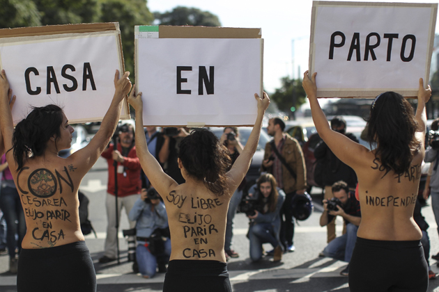 MADRES Y PARTERAS PROTESTAN EN BUENOS AIRES POR EL DERECHO A DECIDIR LOS PARTOS DOMICILIARIOS