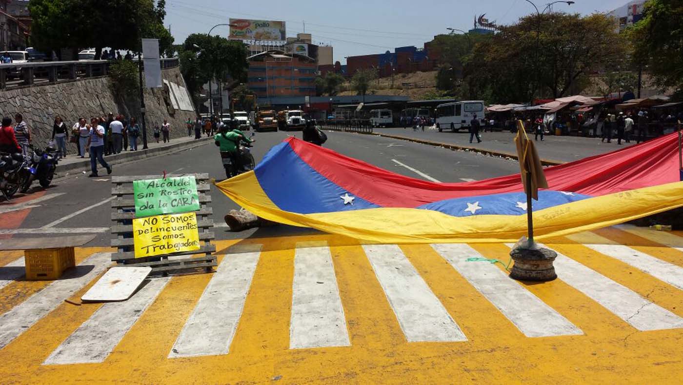 Protesta en la redoma de Petare (Fotos)