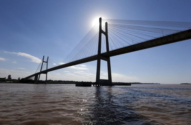 Foto: El Puente Nuestra Señora del Rosario sobre el río Paraná en Argentina, abr 3 2015. El poderoso sindicato de la construcción de Argentina suspenderá el martes una serie de bloqueos que paralizaron durante el día la actividad en los principales puertos de exportación de granos y derivados del país, dijo a Reuters un líder gremial. REUTERS