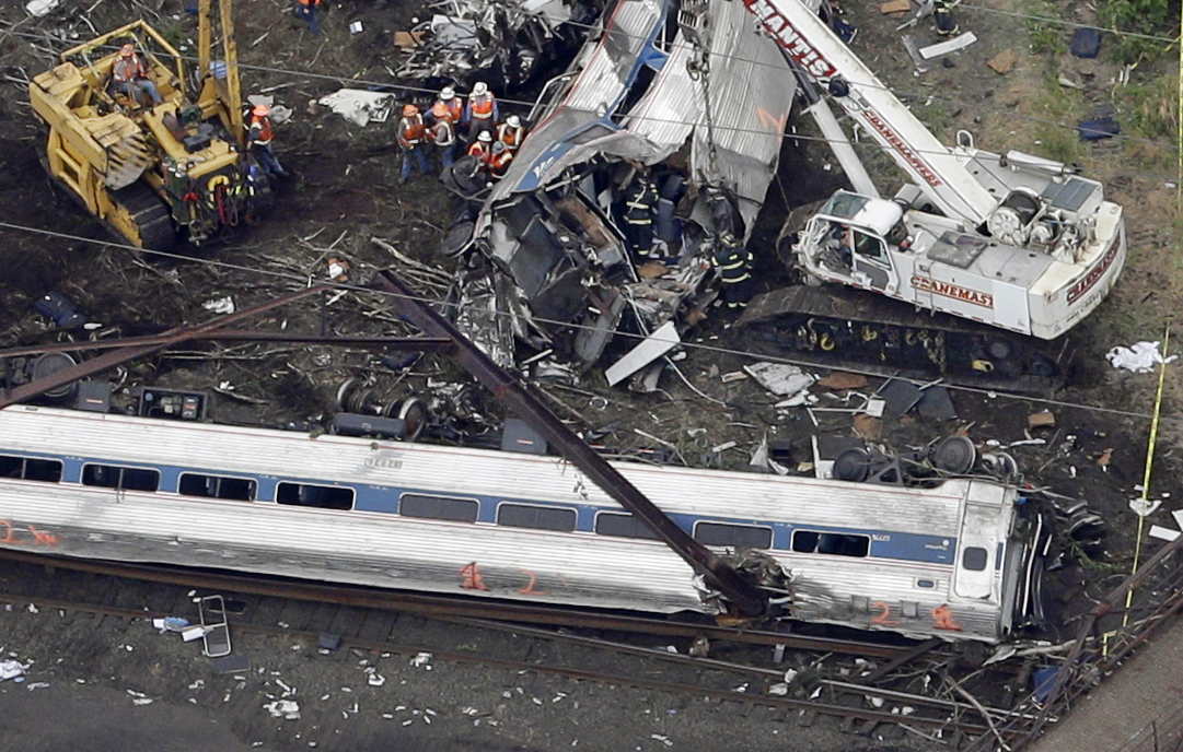 Analizan por qué aceleró tren en Filadelfia antes de descarrilar