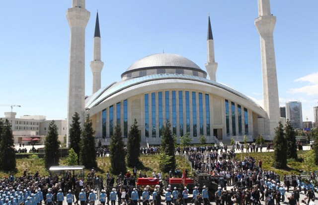 Foto: Soldados y oficiales de pie delante del féretro de Turquía ex jefe del Ejército y presidente Kenan Evren durante su funeral de Estado en Ankara, el 12 de mayo de 2015. Evren murieron 97 años de edad en un hospital militar en Ankara el sábado - casi un año después de que él recibió una sentencia de cadena perpetua por su participación en el golpe de Estado, lo que desató una ola de detenciones, torturas y ejecuciones extrajudiciales. AFP