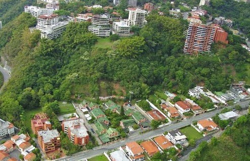 Capturan a dos delincuentes durante asalto en la urbanización Miranda