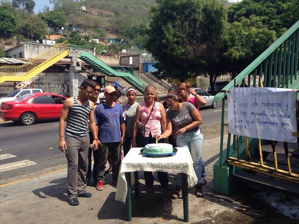 Le cantan cumpleaños a la pasarela desplomada en Valencia