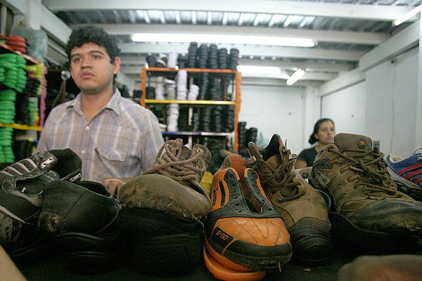 Zapateros en el Táchira hacen frente a la escasez de materiales