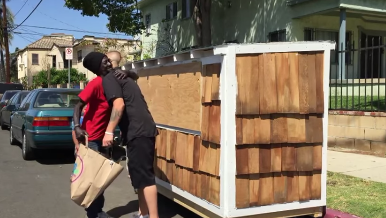 Él decidió construirle un hogar a una mujer indigente… para ella significa todo (Video)