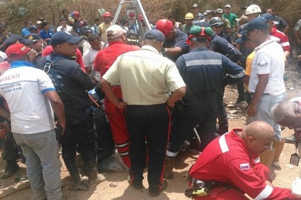 Hallan cuerpo de madre que cayó en alcantarilla en Falcón, buscan el de su hijo