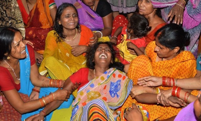 Foto: Una viuda india (C) es consolado por familiares y amigos después de la muerte de su marido en las afueras de Patna el 12 de mayo de 2015, después de un nuevo terremoto de 7.3 y varias fuertes réplicas golpeó vecinos devastó Nepal. Un nuevo terremoto y fuertes réplicas mataron a decenas de personas y trajo el terror fresca a un Nepal traumatizado como edificios ya dañados en un sismo monstruo mes pasado se derrumbaron. Funcionarios de Nepal dijo que al menos 36 personas perdieron la vida, mientras que 17 personas murieron por lo largo de la frontera en el norte de la India, la mayoría en el estado de Bihar. AFP