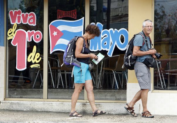 Turistas pasean por La Habana (Foto EFE)