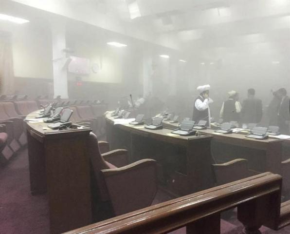 Fotografía facilitada por el diputado Dr. Najibullah Faiq que muestra el interior de la cámara tras el ataque talibán en el edificio del Parlamento en Kabul (Afganistán) hoy, lunes 22 de junio de 2015. El asalto talibán contra el Parlamento afgano finalizó hoy con la muerte de siete insurgentes que perpetraron el ataque detonando varios explosivos y enfrentándose a tiros con las fuerzas de seguridad, en una acción que dejó al menos 18 civiles heridos, aunque ninguno entre los legisladores. El portavoz de la Policía de Kabul, Ebadullah Karimi, dijo a Efe que seis atacantes murieron pocos minutos después de iniciado el ataque y el área estaba bajo control de las fuerzas de seguridad afganas. EFE/Najibullah Faiq