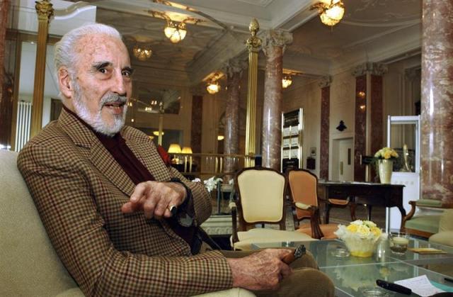 Foto de archivo tomada el 15 de abril de 2004 del actor británico Christopher Lee durante una entrevista concedida en el Hotel Schweizerhof en Lucerna (Suiza). El actor británico Christopher Lee, famoso por su legendaria interpretación del Conde Drácula y de Saruman en "The Lord of the Rings", ha muerto en Londres a los 93 años, informa hoy jueves 11 de junio de 2015, el periódico The Daily Telegraph. EFE/Sigi Tischler