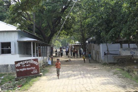 Foto: Campo de refugiados rohinyás de Kutupalong, en el distrito bangladesí de Cox's Bazar. La proximidad y el vínculo cultural convirtieron a Bangladesh durante décadas en la principal esponja de refugiados de la minoría musulmana rohinyá, pero la vida no es más fácil aquí que en Birmania y solo refuerza la idea de buscar el Dorado malasio / EFE