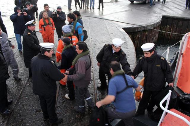 Fotografía del 10 de junio de 2015 y cedida por la Armada de Chile hoy, jueves 11 de junio de 2015, de los tripulantes del buque "Doña Mariana" a su llegada a tierra en el Golfo del Corcovado, cerca de la localidad de Quillón, 1.200 kilómetros al sur de Santiago (Chile). Los ocho tripulantes de la nave lograron escapar en una balsa salvavidas. EFE/Armada de Chile