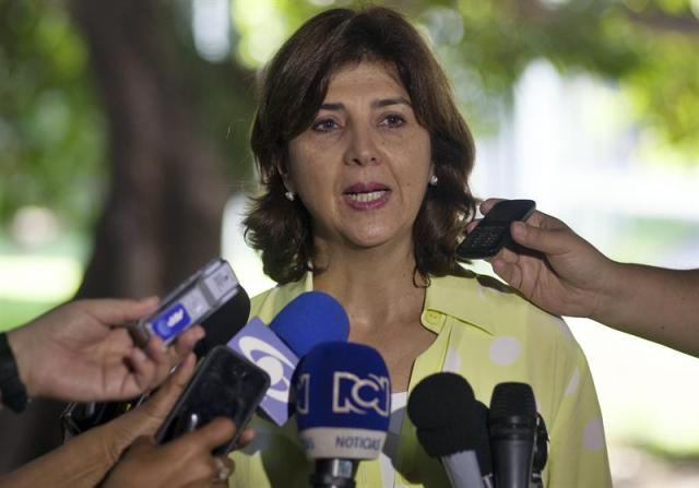 La canciller colombiana, María Ángela Holguín, conversa con periodistas hoy, lunes 22 de junio de 2015, en el Palacio de Convenciones de La Habana (Cuba), donde continúan los diálogos de paz con los representantes de la guerrilla de las FARC-EP. Holguín afirmó hoy que su Gobierno mantendrá a nivel "bilateral" y "diplomático" su protesta ante Venezuela por un decreto de ese país que afecta aguas aún por delimitar en el Caribe y dijo que esperan una pronta respuesta de Caracas. EFE/Ernesto Mastrascusa