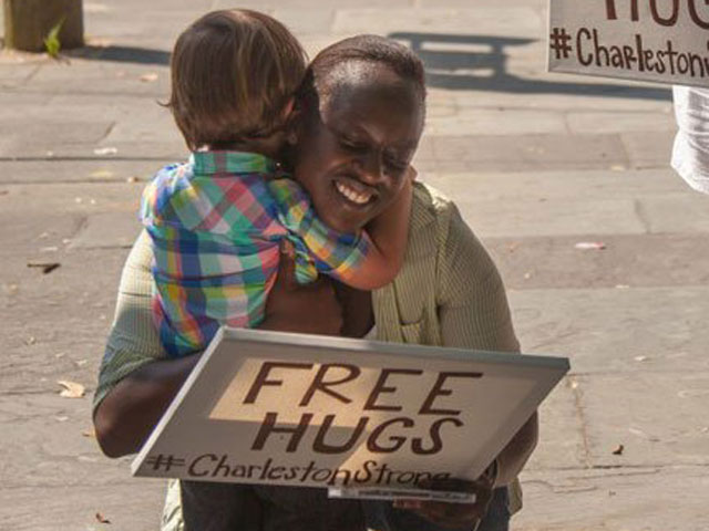 El abrazo que conmueve a EEUU tras la masacre de Charleston