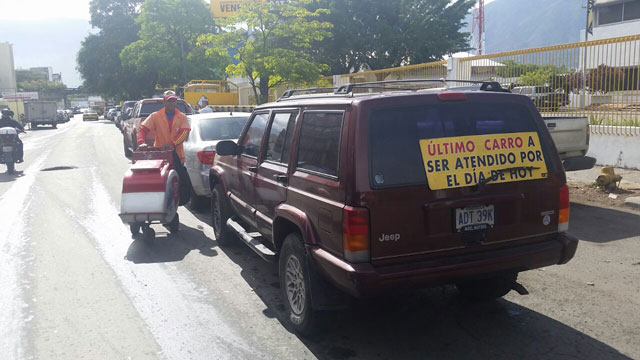 El último carro que será antendido tenía aún 30 vehículos por delante