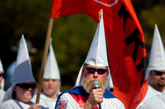 Foto: Jeff Jones (c), mago imperial de los Caballeros Internacionales del Imperio Invisible del Ku Klux Klan (KKK) en Georgia / EFE