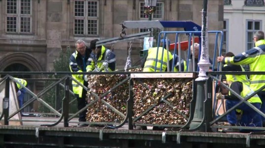 Remueven candados del amor de puente de Paris