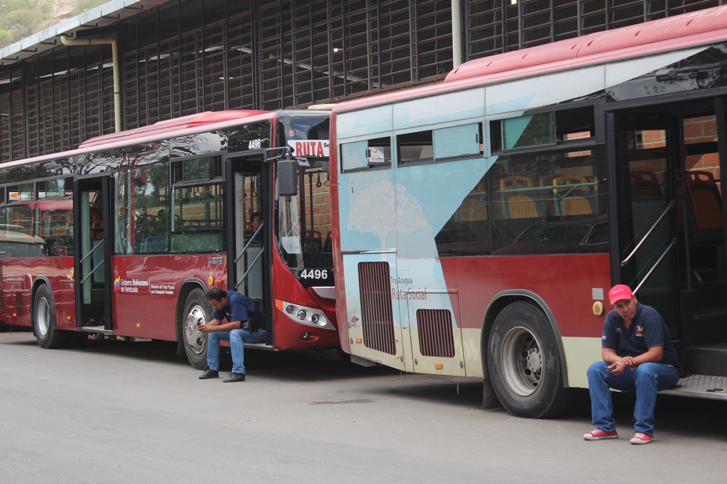 Trabajadores de TRansAragua alzaron la voz con protesta de brazos caídos (FOTOS)