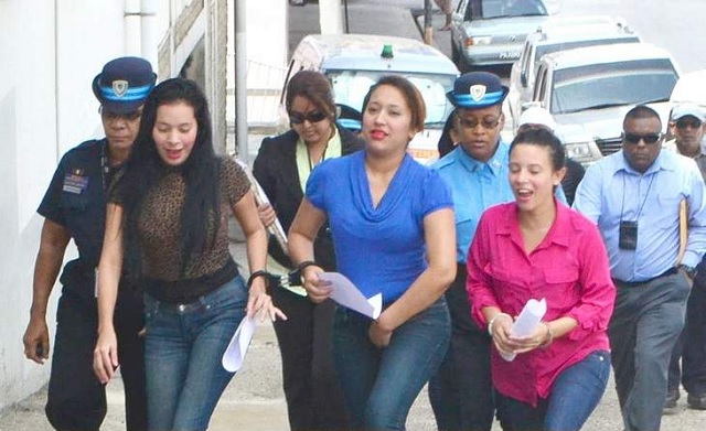 Venezolanos (desde la izquierda) Dolimar Ysamar Alvarez Marcela, Vanessa Daniela Hernández Fernández y Dayana Lisbeth Alcalá del Valle Arias siendo llevados al San Fernando Corte de Magistrados el miércoles acusado de entrar ilegalmente en este país. Ellos fueron multados cada uno 10.000 dólares ayer. -Photo: TREVOR WATSON