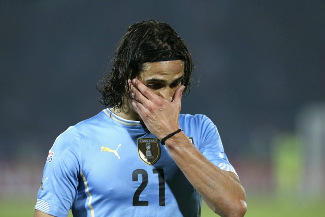 Toqueteos anales y cachetadas… el deporte “más lindo del mundo”: La expulsión de Cavani