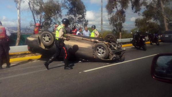 Una persona lesionada tras el volcamiento de un vehículo en la Cota Mil (Fotos)