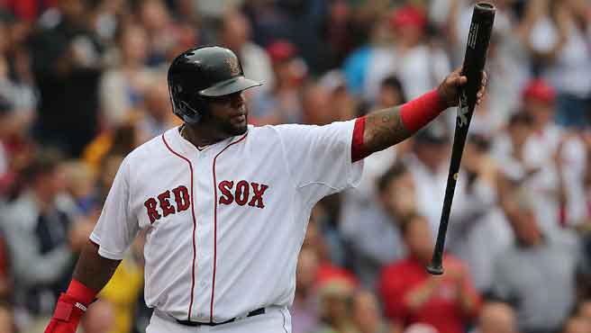 Pablo Sandoval sancionado por utilizar su celular durante un partido