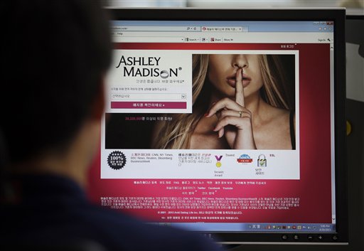 Una persona observa el portal de Ashley Madison, una página en internet donde las personas hacen citas para relaciones extramaritales, el 10 de junio de 2015, en Seúl, Corea del Sur. La página fue hackeada y la información personal de algunos de sus usuarios fue filtrada a la red, se informó el 20 de julio de 2015. (Foto AP/Lee Jin-man, File)