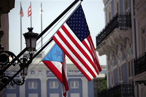 Foto: Las banderas de Estados Unidos y Puerto Rico cuelgan afuera de la mansión del gobernador en el Viejo San Juan, Puerto Rico, en esta foto del 29 de junio de 2015. Puerto Rico inicia su noveno año de recesión y lucha con una deuda pública de miles de millones de dólares que el gobernador Alejandro García Padilla dijo que es impagable dadas las actuales condiciones económicas / AP